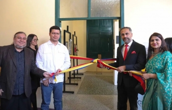 En el marco de AKAM, el Embajador Abhishek Singh se reunio con el Alcalde de Valencia, S.E. Julio Fuenmayor, y trato asuntos de cooperacion bilateral, especialmente en el ambito de la economia y el comercio. Inauguraron una exposicion de pintura sobre el tema de la India y tambien una exposicion de ninos sobre la India.